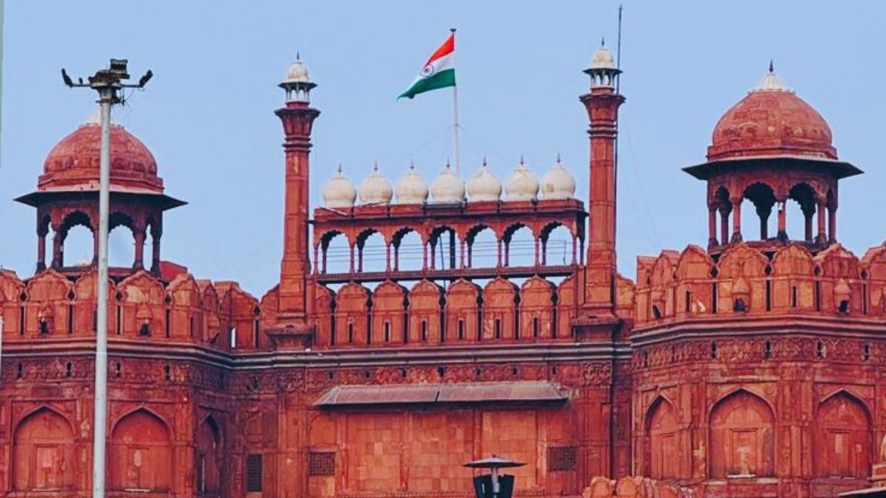 या ऐतिहासिक वास्तूचे नाव नेहमीच लाल किल्ला नव्हते. लाल किल्ल्याचे खरे नाव किला-ए-मुबारक आहे, ज्याचा अर्थ भाग्यवान किल्ला आहे.