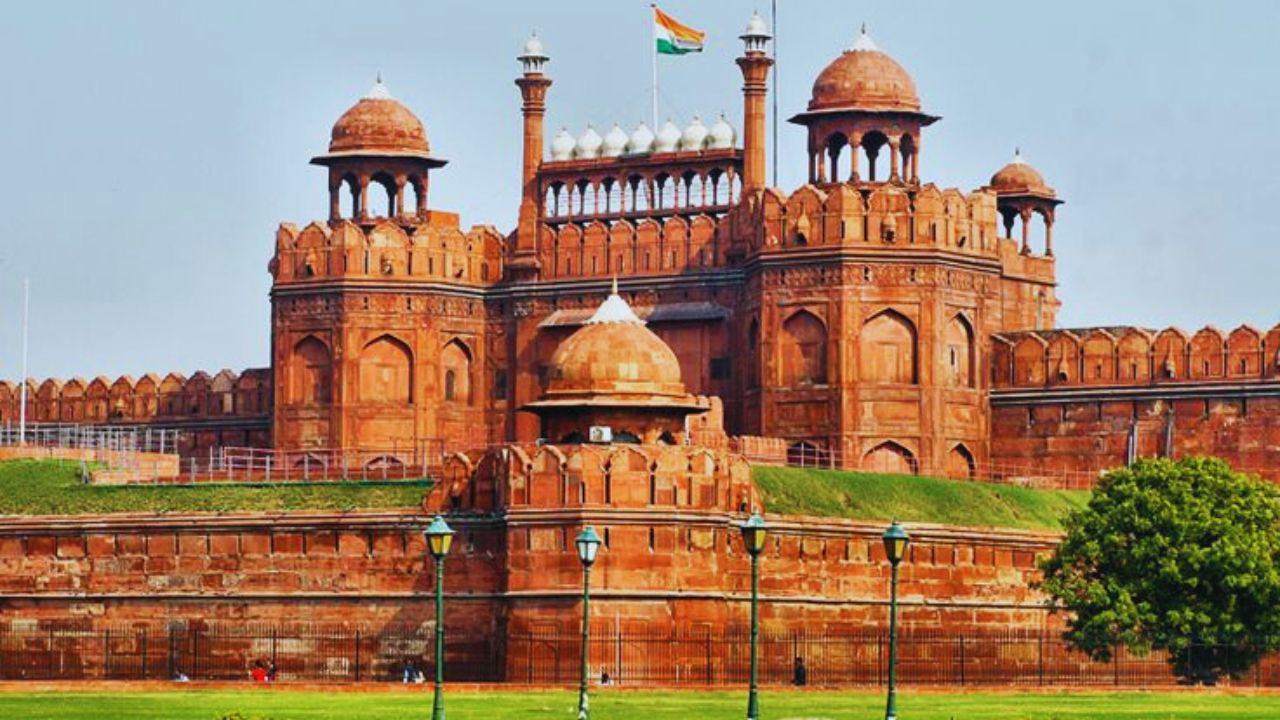 युनेस्कोच्या जागतिक वारसा यादीतही लाल किल्ल्याचा समावेश आहे. याला भारतातील सर्वात खास वास्तू म्हणणे चुकीचे ठरणार नाही. 