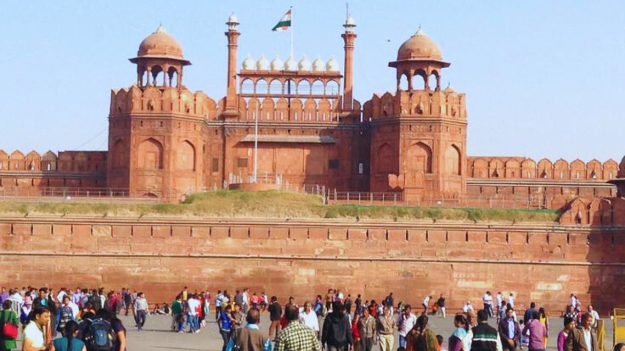 १६४८ मध्ये मुघल सम्राट शाहजहानने लाल किल्ला बांधला होता. हा किल्ला आजही भारताचा वारसा आहे. 