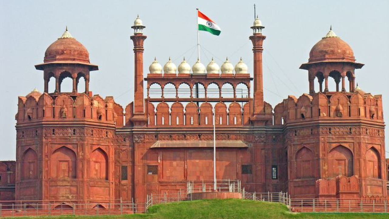 लाल किल्ल्याला भारताचा ऐतिहासिक वारसा लाभला आहे. लाल किल्ला दिल्लीतील प्रसिध्द पर्यटन स्थळांपैकी एक आहे. परंतु तुम्हाला माहित आहे का की या वास्तूचे नाव यापूर्वी लाल किल्ला नव्हते. 
