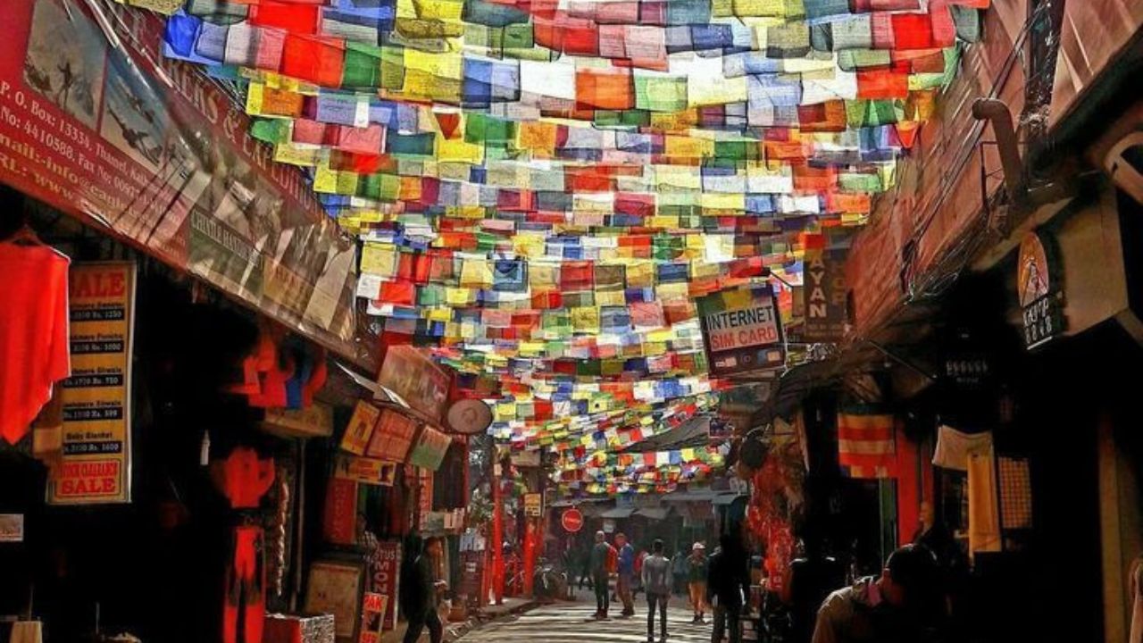 याशिवाय तुम्ही काठमांडूजवळील थामेल या ठिकाणाला भेट देऊ शकता. हे एक प्रसिद्ध ठिकाण आहे, जिथे तुम्ही तुमच्या मित्रांसोबत मजा करायला जाऊ शकता. 