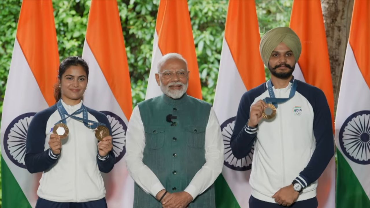 भारतासाठी पॅरिस ऑलिम्पिकमध्ये दोन पदक जिंकणारी ऐतिहासिक महिला मनु भाकरने पंतप्रधान नरेंद्र मोदी विशेष पिस्तूल भेटवस्तु दिली आहे. 