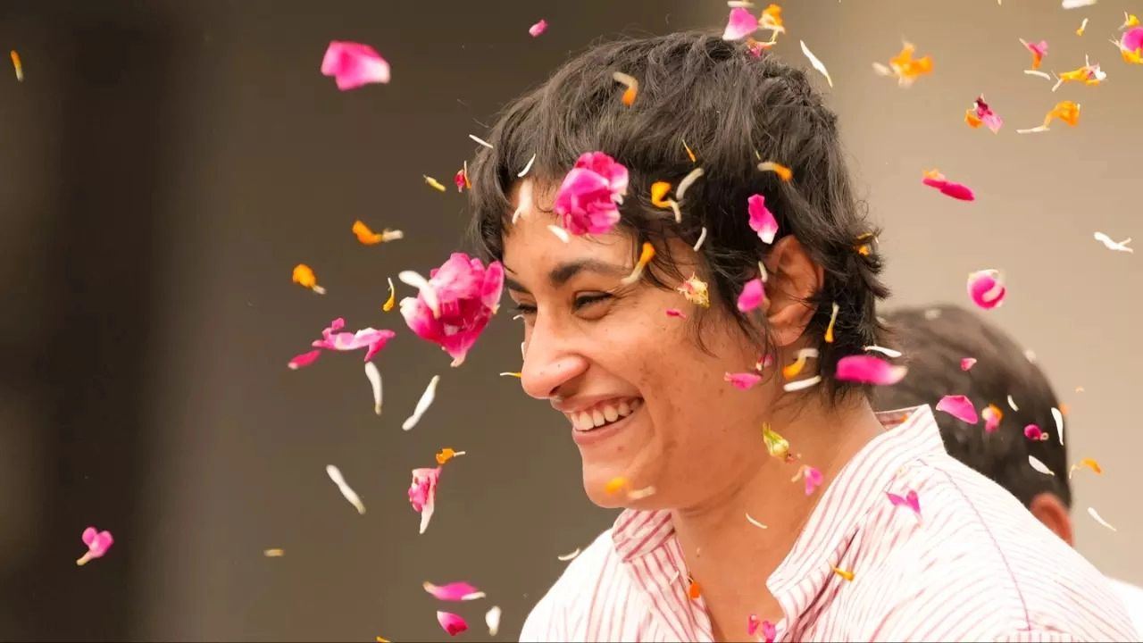 यंदा पॅरिस ऑलिम्पिक २०२४ मध्ये भारताचा स्टार कुस्तीपटू विनेश फोगाटला बऱ्याच अडचणींचा सामना करावा लागला होता. परंतु तिने केलेले विक्रम कोणते यावर एकदा नजर टाका. फोटो सौजन्य - सोशल मीडिया