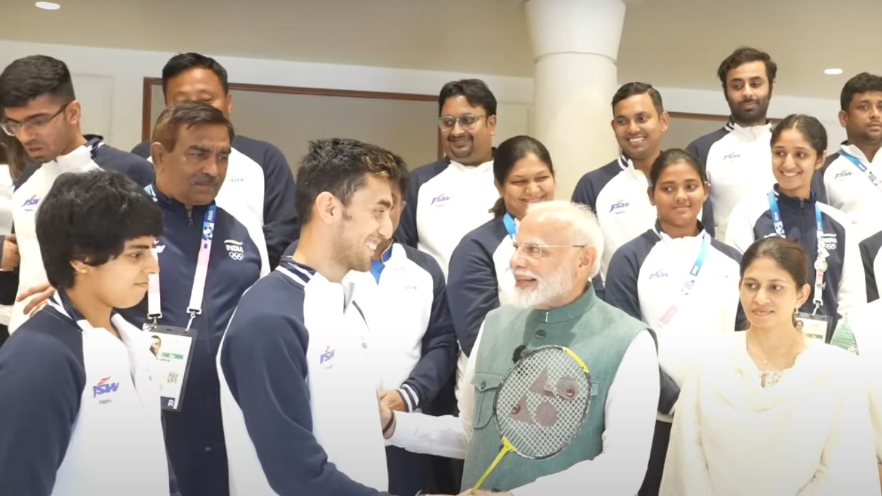 भारताचा पहिला पुरुष बॅडमिंटनपटू लक्ष्य सेनने त्यांना त्याचे रॅकेट भेट दिले आहे. त्याचबरोबर त्याचे कौतुक केले पंतप्रधानांनी केले आहे. 