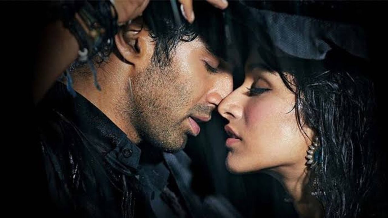 आशिकी २ - बॉलीवूडचा सर्वाधिक आवडता सिनेमा आशिकी हा ९० च्या काळामध्ये तयार करण्यात आला होता, त्यानंतर आशिकी २ मध्ये कोण असणार असा प्रश्न चाहत्यांना पडला होता. आशिकी २ सिनेमा गृहांमध्ये आल्यानंतर प्रेक्षकांनी चित्रपटाला भरभरून प्रेम दिले होते. या चित्रपटाने १०९ कोटींची कमाई केली होती. 