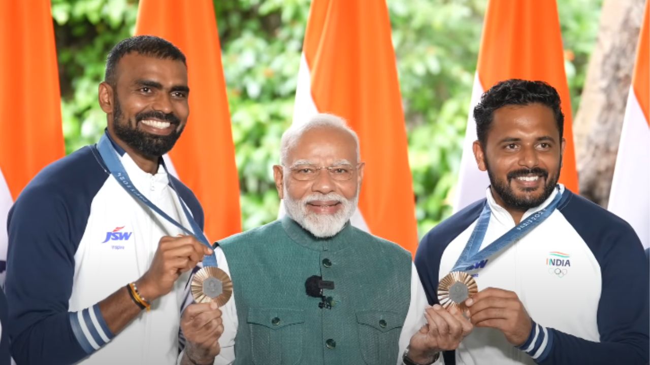 भारतीय हॉकी संघाने पंतप्रधानांना हॉकी स्टिक भेट दिली आणि भारताचा दिग्गज गोलकिपर पीआर श्रीजेशने त्याची जर्सी नरेंद्र मोदींना भेट दिली. 