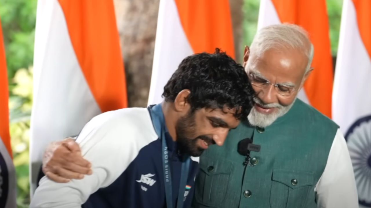 भारताचा युवा कुस्तीपटू अमन सेहरावतने पंतप्रधानांना त्याची जर्सी भेट दिली. त्याचबरोबर पंतप्रधान नरेंद्र मोदींनी त्याचे सर्वांसमोर भरभरून कौतुक केले. 