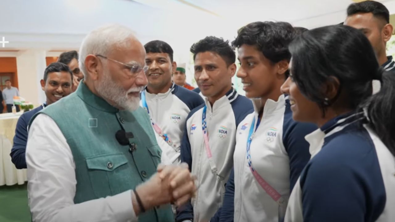 भारताची युवा जलतरणपटू धिनिधी देसिंघू हिच्या पंतप्रधान नरेंद्र मोदी यांनी संवाद साधून शुभेच्छा दिल्या. 