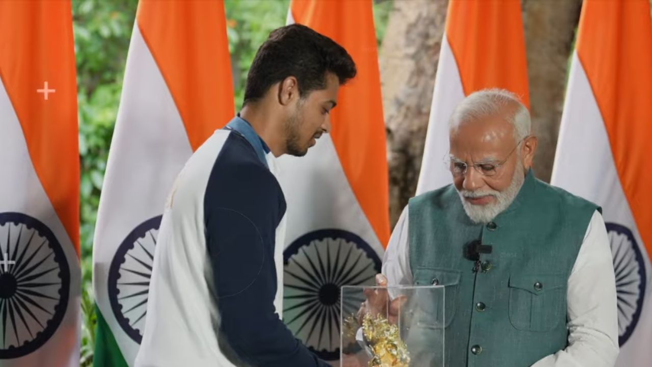 भारताचा रायफल शुटर स्वप्नील कुसाळे याने महाराष्ट्राचे दैवत गणेशमूर्ती पंतप्रधान नरेंद्र मोदी यांना भेट दिली.