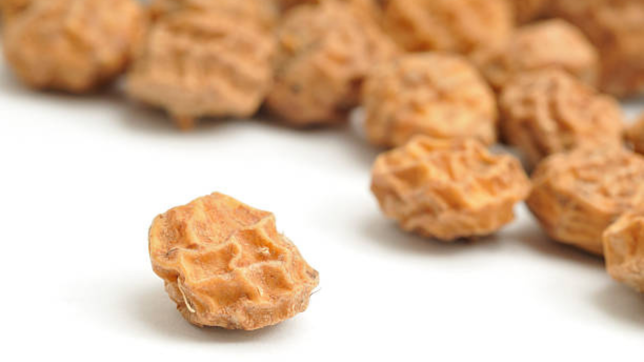 टायगर नटला अर्थ नट, चुफा नट, पिवळा नटसेज, नट ग्रास किंवा अर्थ बदाम असेही म्हणतात. बटाटे आणि शेंगदाण्यांप्रमाणे ते मुळांमध्येही वाढते. त्याची चव नारळासारखी असते