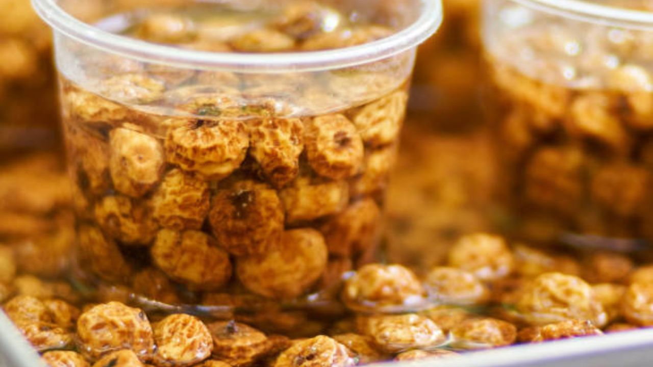 तुम्ही टायगर नट्स जसेच्या तसे खाऊ शकता, परंतु अधिक चांगल्या फायद्यासाठी तुम्ही ते प्रथम पाण्यात भिजवावे. यानंतर तुम्ही 3-4दाणे कच्चे खाऊ शकता किंवा दुधात किंवा मिल्क शेकमध्ये मिसळून सेवन करू शकता