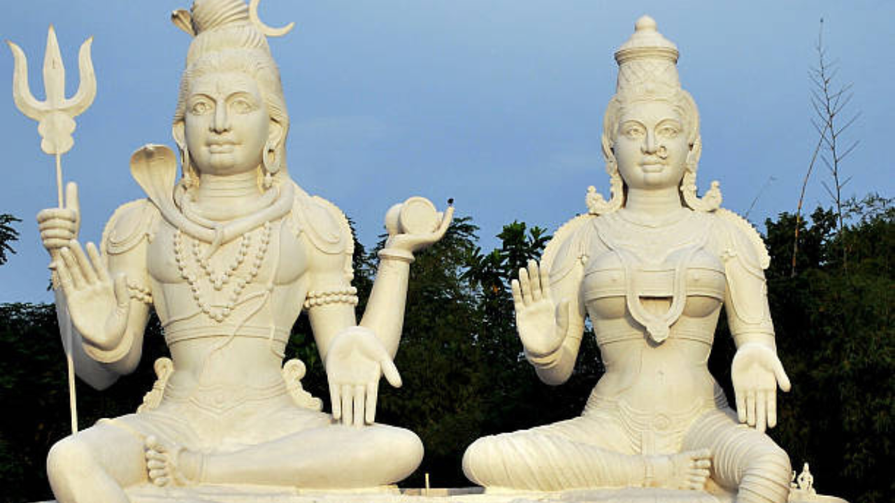 पौराणिक कथेनुसार, जेव्हा भगवान शिवाने अर्धनारेश्वराचे रूप धारण केले तेव्हा त्यांच्या डाव्या शरीरातून स्त्री तत्व म्हणजेच माता पार्वती प्रकट झाली. म्हणूनच हिंदू धर्मात पत्नीला वामांगी अर्थात डाव्या अंगाचा अधिकार म्हटले आहे 