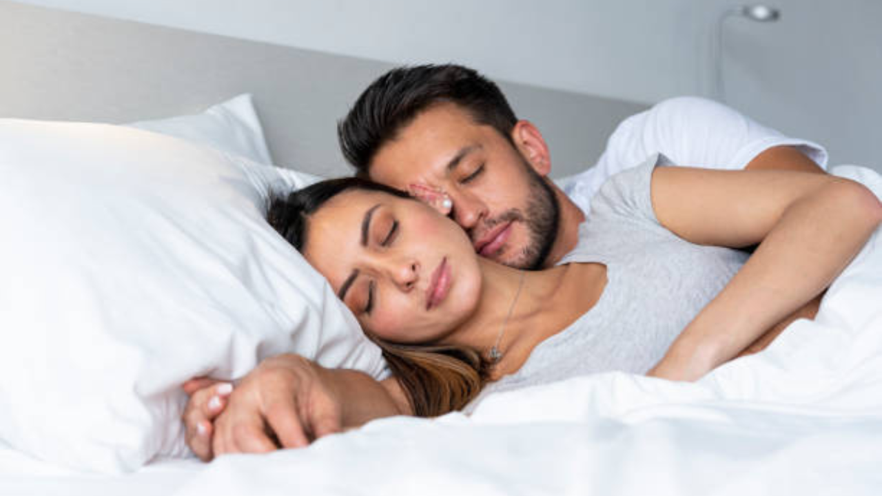 पती-पत्नीने झोपताना हे वास्तुशास्त्राचे नियम लक्षात ठेवले तर दोघांचेही आयुष्य आनंदी राहते आणि ते वैवाहिक जीवनाचा पुरेपूर आनंद घेतात