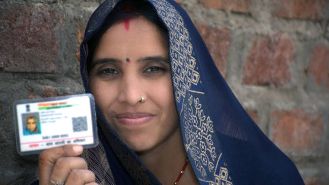 सरकारने मोफत आधार अपडेट करण्यासाठी १४ सप्टेंबरपर्यंतची मुदत दिली आहे. त्यानंतर आधार अपडेट करण्यासाठी शुल्क भरावे लागणार आहे.