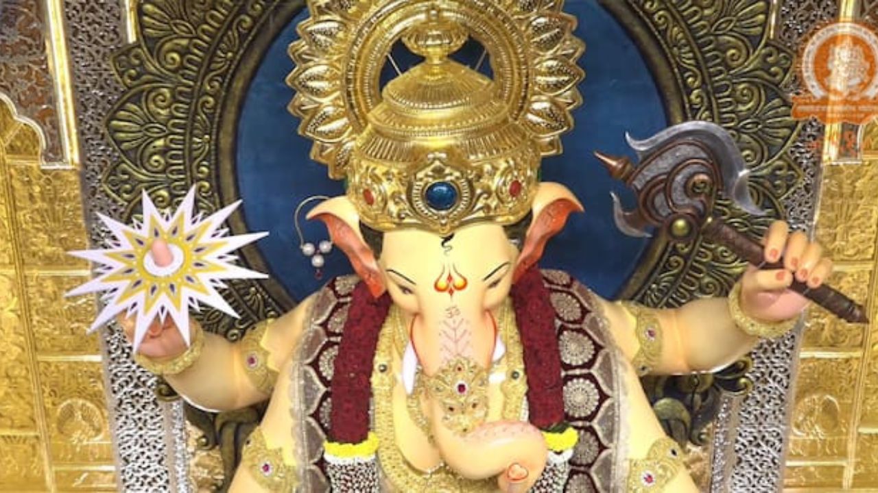 अगदी पारंपारिक पद्धतीने राजाची पहिली झलक दाखवण्यात आली. यंदाचं लालबागच्या राजाचं हे 91 वं वर्ष आहे.