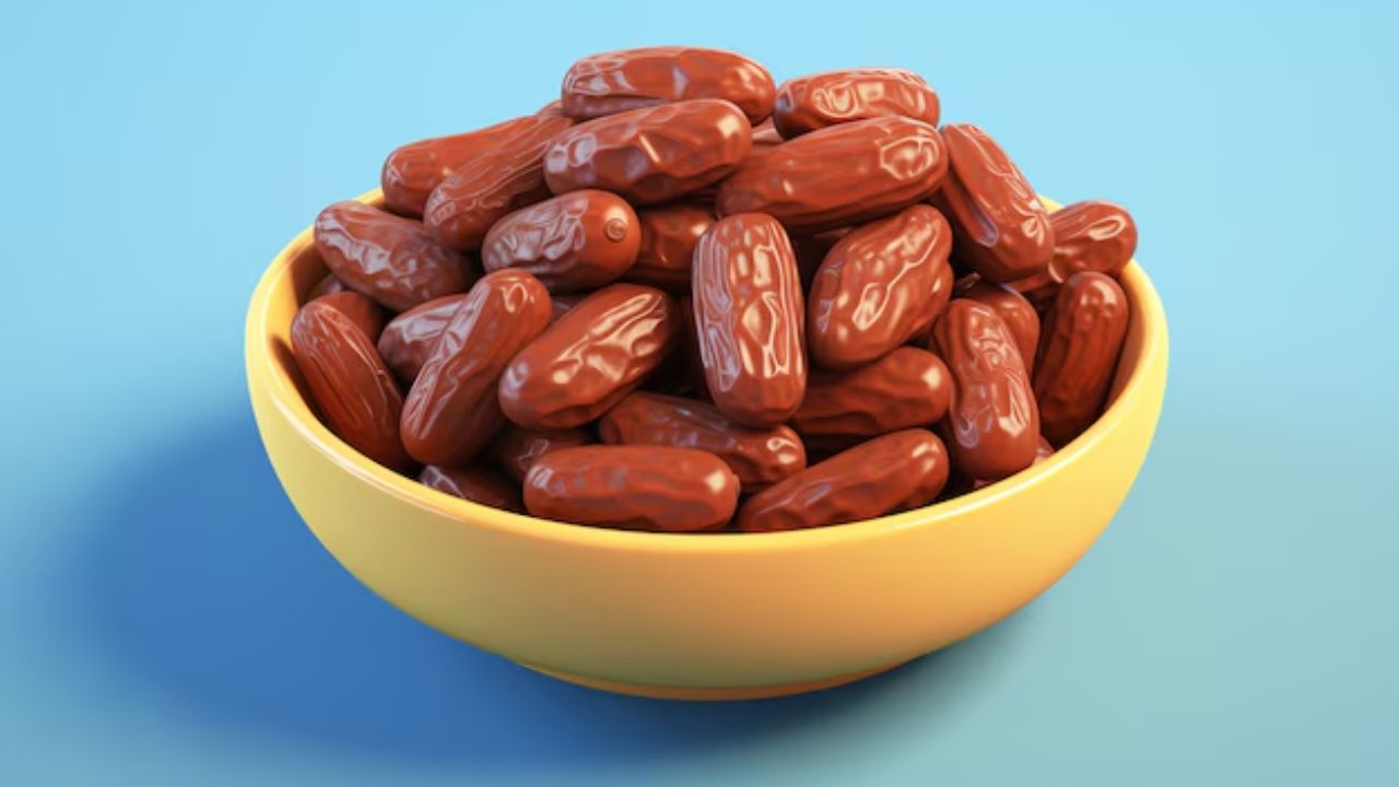 आयुर्वेदानुसार खजूर आणि तूप हे ऊर्जेचे चांगले स्रोत आहेत. तसेच, कफ, चिंता आणि तणाव व हाडांच्या आरोग्यासाठी देखील तूप चांगले मानले जाते.