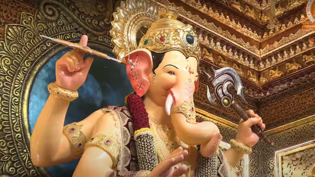 दरवर्षीप्रमाणे यंदाच्या देखील डोळे दीपतील असे लालबागच्या राजाचे सुंदर रूप पाहायला मिळाले.