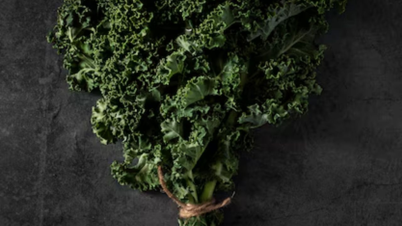 केल हे सुपरफूड मानले जाते आणि त्यात व्हिटॅमिन के भरपूर असते, जे हाडे मजबूत ठेवण्यास मदत करते आणि शरीरातील रक्त गोठण्याची प्रक्रिया संतुलित करते. एका कप काळेमध्ये व्हिटॅमिन K चे प्रमाण 1000 मायक्रोग्रॅमपेक्षा जास्त आहे, जे आपल्या रोजच्या गरजेपेक्षा खूप जास्त आहे.