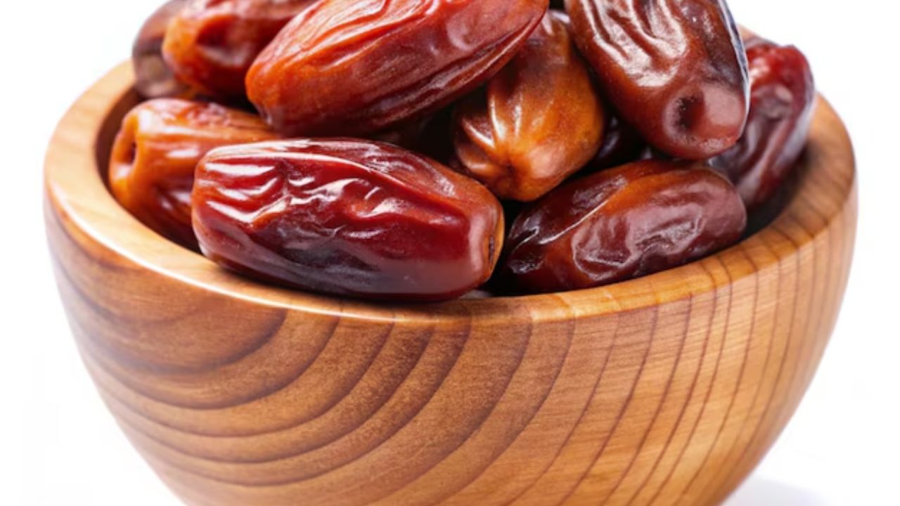 जर तुम्हाला बद्धकोष्ठतेचा त्रास होत असेल तर तुम्ही विशेषतः तुमच्या दिनचर्येत खजूर आणि तुपाचा समावेश करावा. खजूरमध्ये भरपूर फायबर असते आणि तुपासोबत ते पोटाचे पचन सुरळीत करण्याचे काम करते.