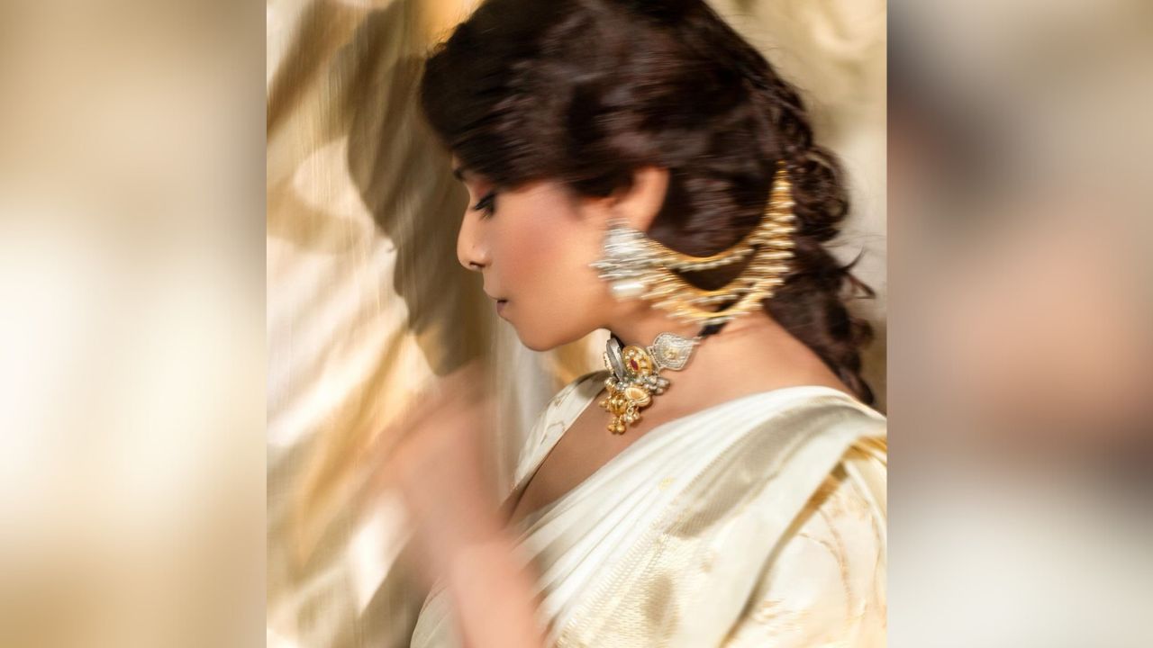 सईने नुकतंच सोशल मीडियावर स्टायलिश अंदाजातील फोटोज् शेअर केले आहेत. फोटोंमध्ये सई खूपच सुंदर दिसत आहे.