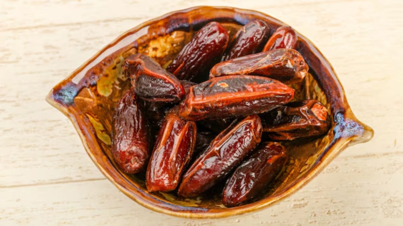 खजूरमध्ये कॅल्शियम, मॅग्नेशियम आणि फॉस्फरस असते, जे हाडांचे आरोग्य राखण्यास मदत करते. यामुळे आपली हाडं अधिक मजबूत होतात.