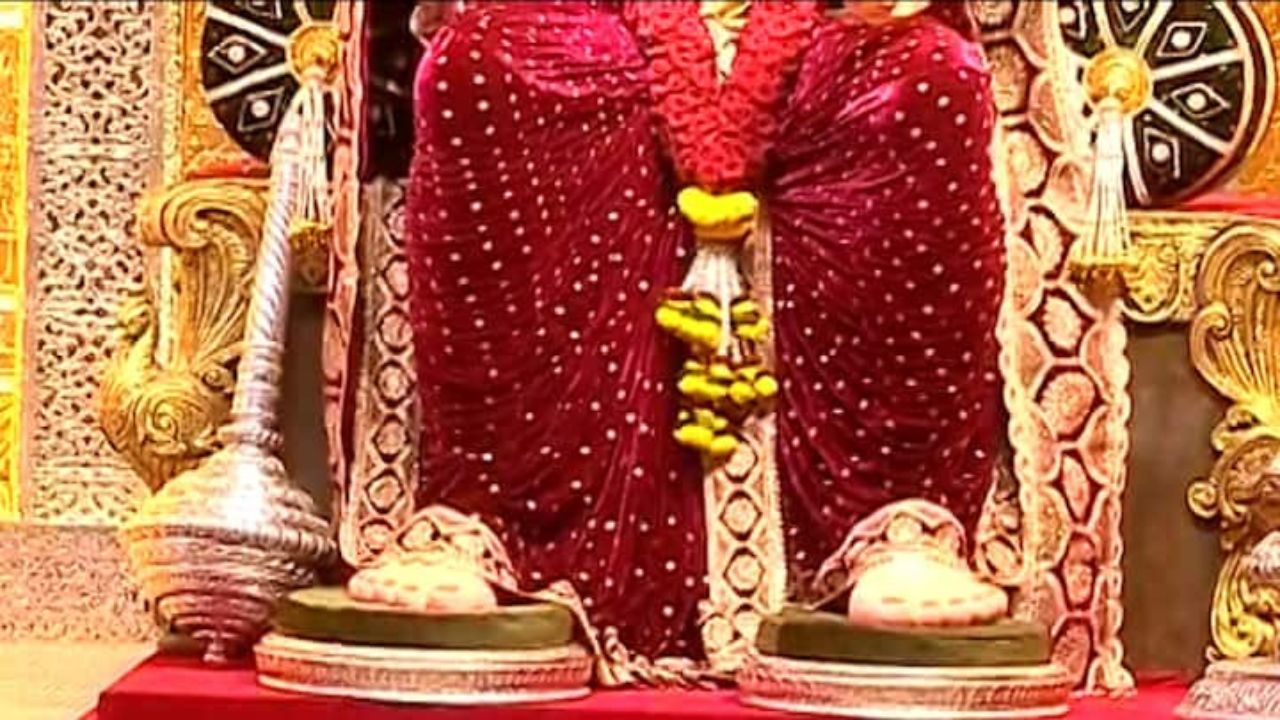 मरून रंगाच्या वेल्वेटच्या पितांबरमधील राजाचे हे रूप डोळ्याचे पारणे फेडणारे आहे.