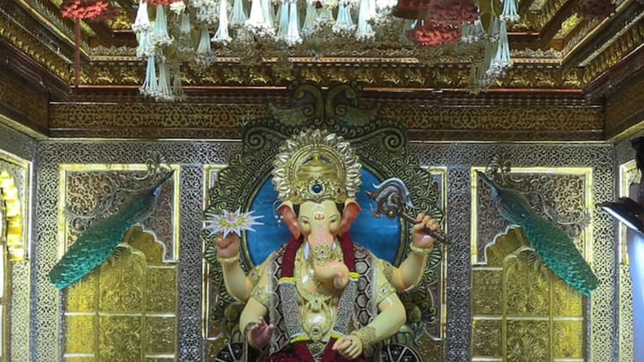 लालबागचा राजाची विशेष ख्याती आहे. यंदा लालबाग राजाला काशी विश्वनाथ मंदिराची थीम ठेवण्यात आहे.
