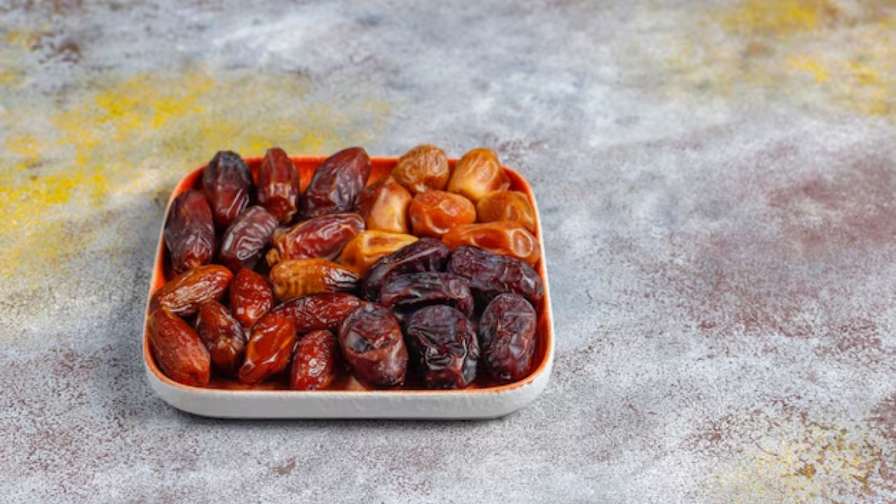 खजूरमध्ये अँटिऑक्सिडंट्स आणि भरपूर जीवनसत्त्वे असतात. तुपामध्ये दाहक-विरोधी गुणधर्म असतात. दोन्ही मिळून तुमची प्रतिकारशक्ती वाढवतात.