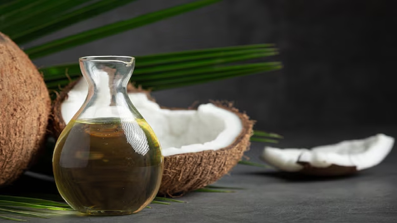 खोबरेल तेल लावल्याने डोळ्यांच्या आजूबाजूच्या जळजळीपासूनही आराम मिळतो. डोळ्यांभोवती लालसरपणा आणि जळजळ होत असेल तर खोबरेल तेल लावायला सुरुवात करा. यामुळे ही समस्या हळूहळू कमी करता येईल. 