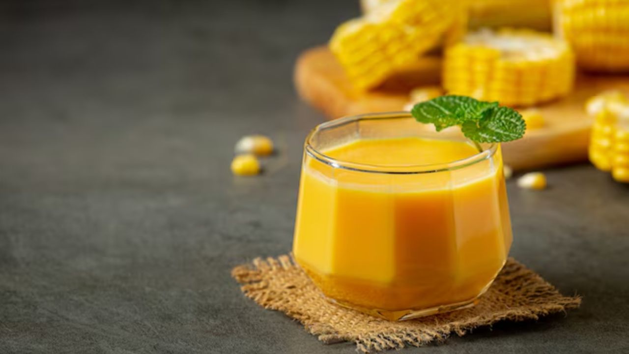 तज्ज्ञांच्या मते, तूप आणि खजूर यांचे मिश्रण त्वचेसाठी आश्चर्यकारक आहे. तुपामध्ये असलेले हेल्दी फॅट्स आणि खजूरमध्ये असलेले अँटिऑक्सिडंट्स त्वचेचे पोषण करतात आणि ते हायड्रेट ठेवतात.