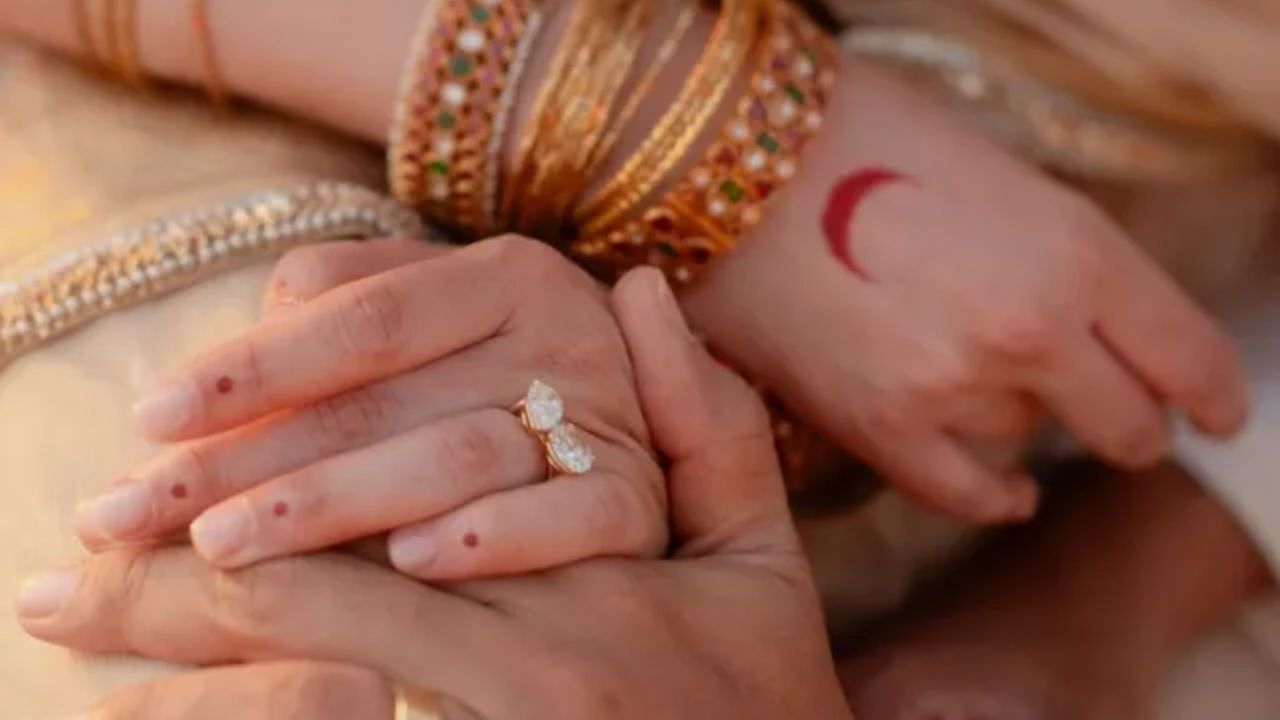 आदिती राव हैदरी आणि सिद्धार्थ खूप दिवसांपासून एकमेकांना डेट करत होते. आता आदिती राव हैदरी आणि सिद्धार्थने त्यांच्या नात्याला एक नाव दिले आहे. अदिती आणि सिद्धार्थने आधीच साखरपुढा केला होता. या दोघांच्या एंगेजमेंटनंतर चाहते त्यांच्या लग्नाची आतुरतेने वाट पाहत होते.
