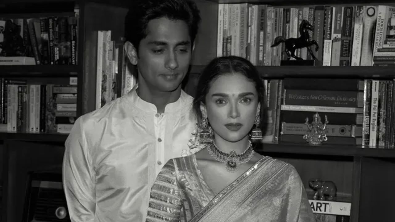 आदिती राव हैदरी आणि सिद्धार्थ अनेकदा त्यांचे रोमँटिक फोटो शेअर करत असतात. परंतु या जोडप्याचे चाहते त्याच्या लग्नाच्या छायाचित्रांची वाट पाहत होते आणि आता अखेर ही प्रतीक्षा संपली आहे. 