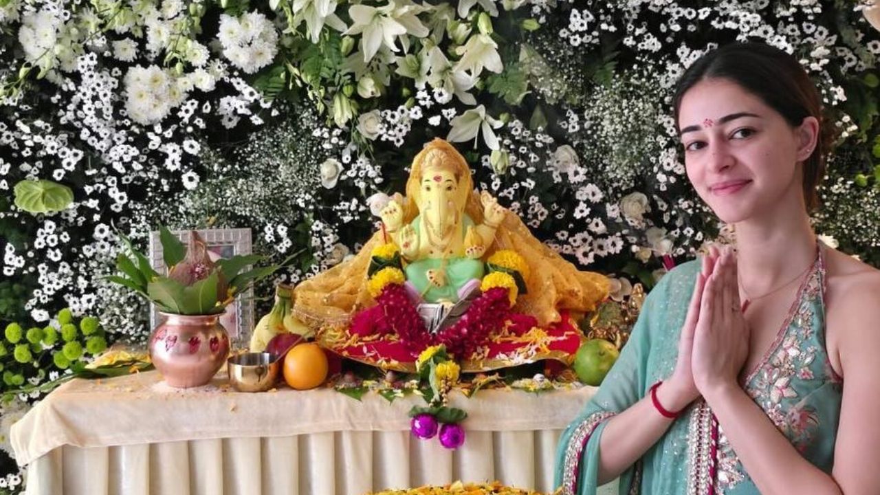 बॉलिवूड अभिनेत्री अनन्या पांडे, अभिनेता आणि अनन्याचे वडिल चंकी पांडे यांच्या घरीही धुमधडाक्यात गणरायाचे आगमन झाले आहे. फोटो सौजन्य - सोशल मीडिया