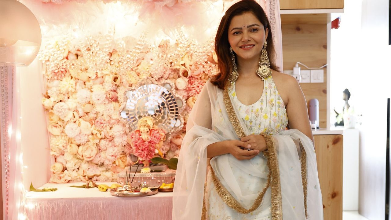 बिग बॉस १४ फेम अभिनेत्री रुबिना दिलैकच्या घरीही गणरायाचे आगमन झाले आहे. फोटो सौजन्य - सोशल मीडिया