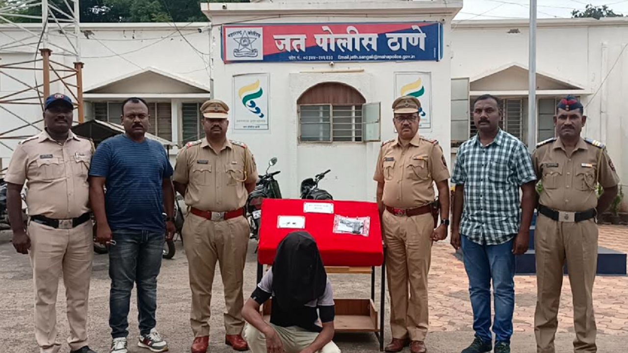 बेकायदेशीररित्या शस्त्र बाळगणं पडलं महागात; जत पोलिसांनी तरूणाला घेतलं ताब्यात