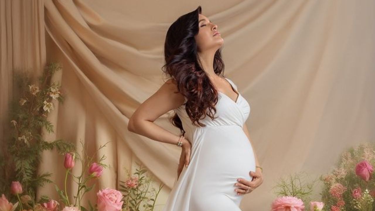 अभिनेत्रीने पहिल्या लूकसाठी एक लांब ट्रेल जोडलेला पांढरा रंगाचा रेशमी गाऊन परिधान केला होता आणि या ड्रेसमध्ये ती सुंदर पोझ देत युविका तिचा बेबी बंप फ्लॉन्ट करताना दिसून आली. 

