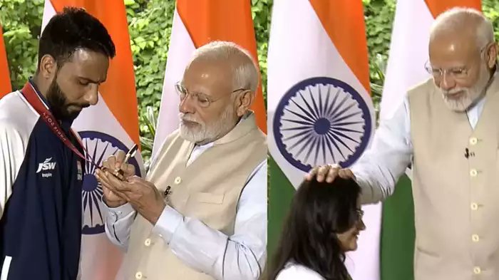 PM Modi placed his hand on Avani Lekhara's head 