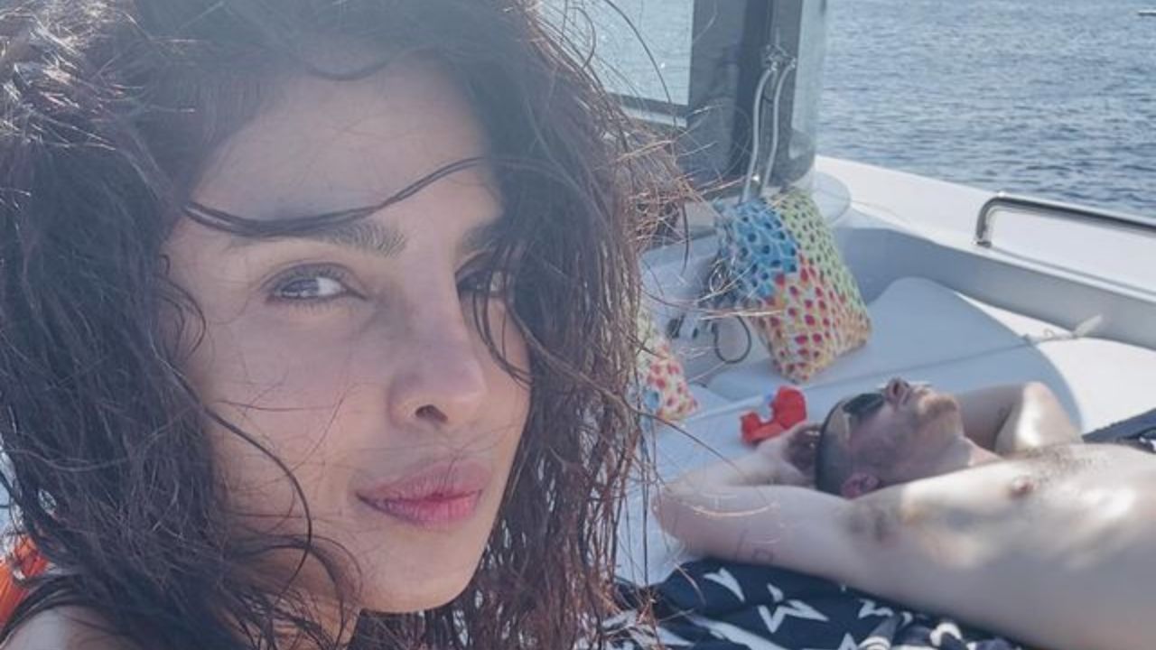 या फोटोत प्रियांका चोप्रा सेल्फी घेताना दिसत आहे. प्रियांकाने ब्रॅलेट टॉपसह पलाझो घातला आहे. या फोटोमध्ये तिच्या बाजूला निक जोनास असून तो सूर्यस्नान करताना दिसत आहे.
