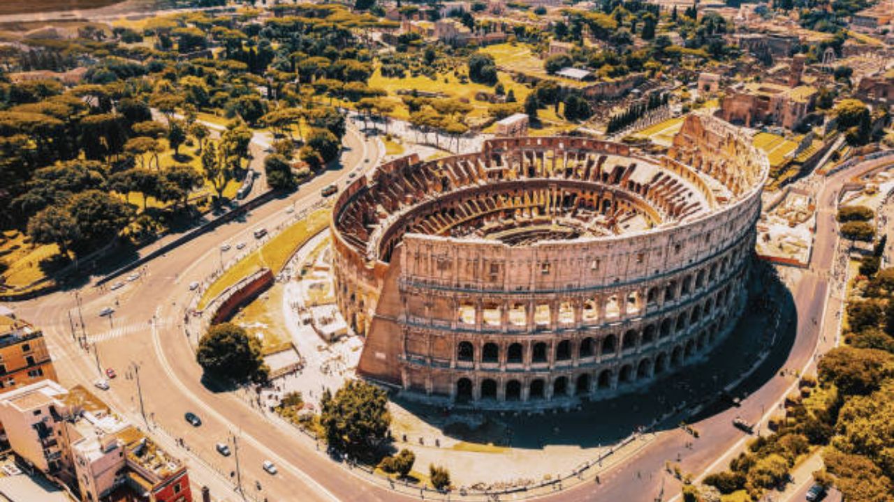 गर्भवती महिला बाळाची प्रसूती होईपर्यंत व्हॅटिकन सिटीच्या आसपासच्या भागात राहते. या देशात हा नियम अत्यंत काटेकोरपणे पाळला जातो