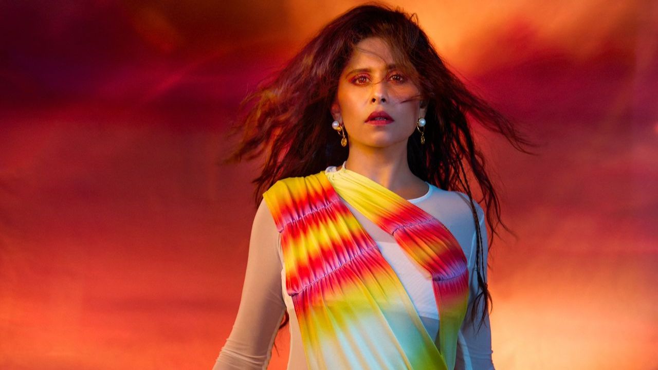सईने शेअर केलेल्या फोटोमध्ये तिने पांढऱ्या रंगाचा गाऊन परिधान केला असून, तिच्या या गाऊनवर लाल, निळ्या आणि पिवळ्या रंगाच्या रेषा आहेत. या कॉलरफूल ड्रेसमध्ये सई खूप मोहक दिसत आहे. 
