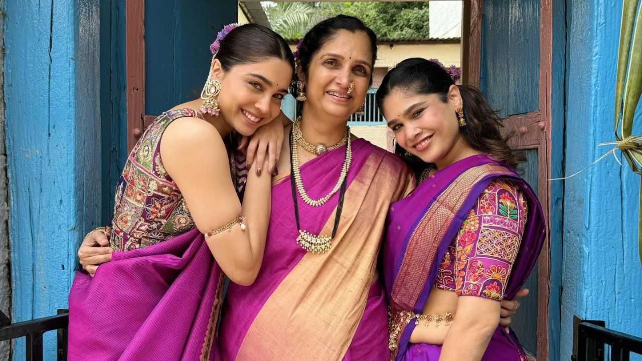 अभिनेत्रीने आणि तिच्या आईने आजीची ३५ वर्ष जुनी असलेली साडी नेसून कॅमेऱ्यासमोर सुंदर फोटो पोजेस दिल्या आहेत. अभिनेत्रीने शेअर केलेल्या फोटोंवर चाहत्यांकडून लाईक्स आणि कमेंट्सचा वर्षाव होत आहे.