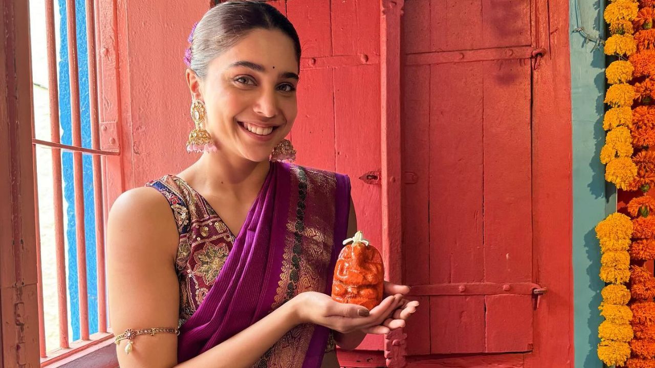 अभिनेत्रीनेही आपल्या घरी अगदी साधेपणाने आणि पारंपारिक पद्धतीने गणपतीला विराजमान केले आहे. अभिनेत्रीने आईसोबत आणि बहिणीसोबत खास फोटो शेअर करत सर्वांचेच लक्ष वेधले आहे. 