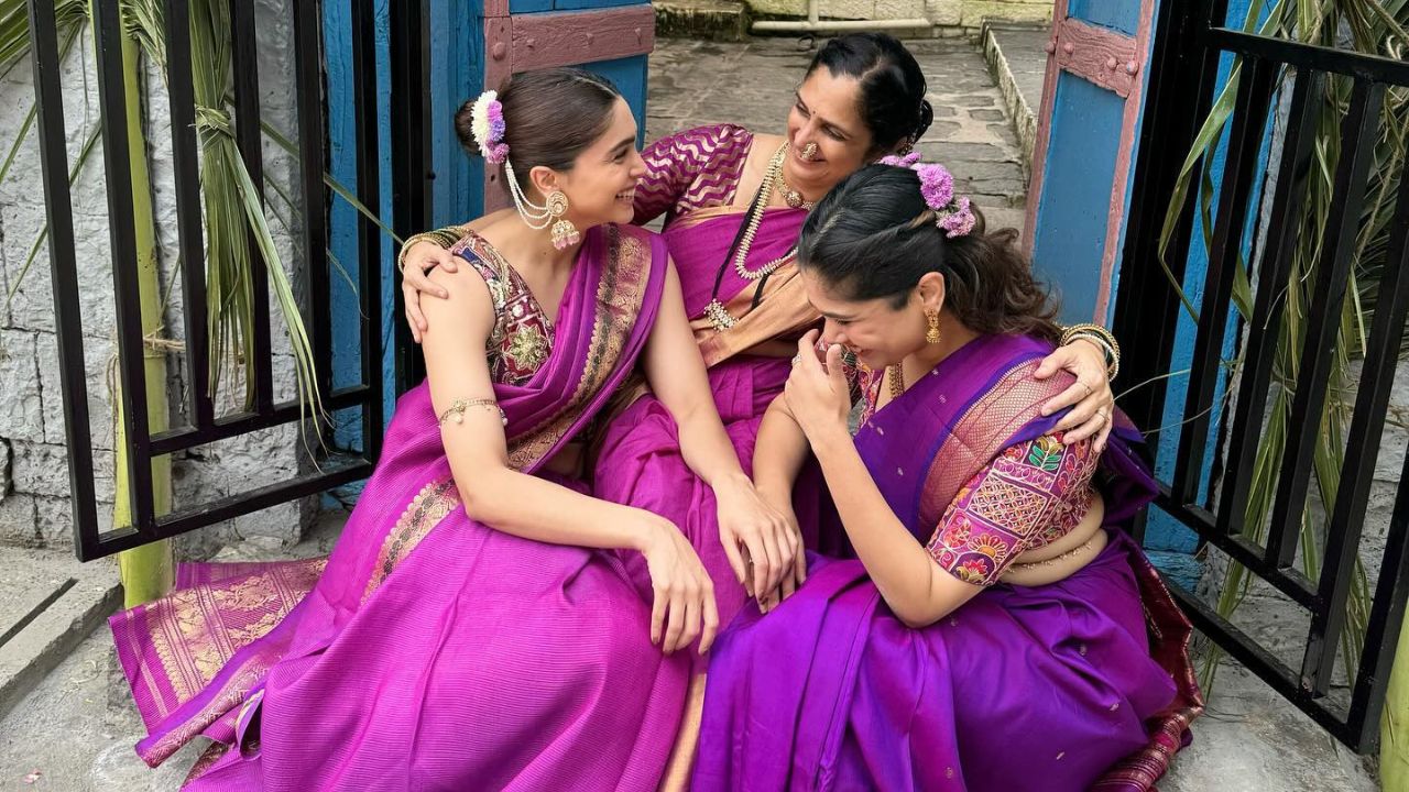 अगदी सामान्यांपासून सेलिब्रिटींपर्यंत सर्वांच्याच घरी गणरायाचे आगमन होत आहे. अशातच मुंज्या फेम शर्वरी वाघच्या घरीही लाडक्या गणरायाचे आगमन झाले आहे. तिने गणपती बाप्पासोबतचे काही फोटोज् सोशल मीडियावर शेअर केले आहेत.