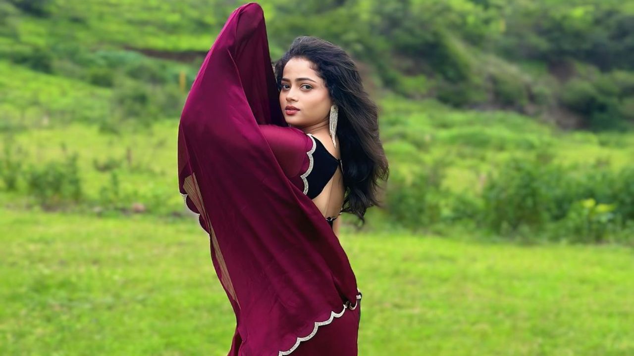 नेहमीच आपल्या विनोदामुळे चर्चेत राहणाऱ्या शिवालीने इन्स्टाग्रामवर काही सुंदर फोटोशूट शेअर केले आहे. त्यात ती खूपच सुंदर दिसत असून तिच्या सौंदर्याची जोरदार चर्चा होत आहे.