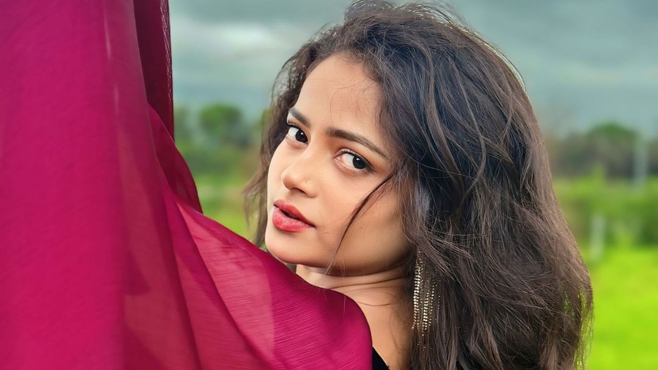 डिझायनिंग साडी, फॅन्सी ब्लॅक ब्लाऊज, ओपन हेअर, लूकला साजेसा मेकअप आणि फॅन्सी इयर रिंग्ज असा लूक पूर्ण करून अभिनेत्रीने कॅमेऱ्यासमोर एकापेक्षा एक हटक्या अंदाजात फोटोशूट केले.