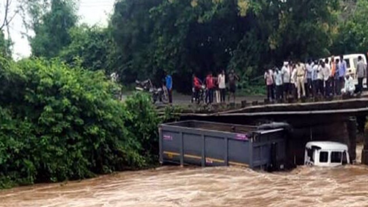 A Truck Fell Into The Flood From The Vidarbha River Bridge Nrka