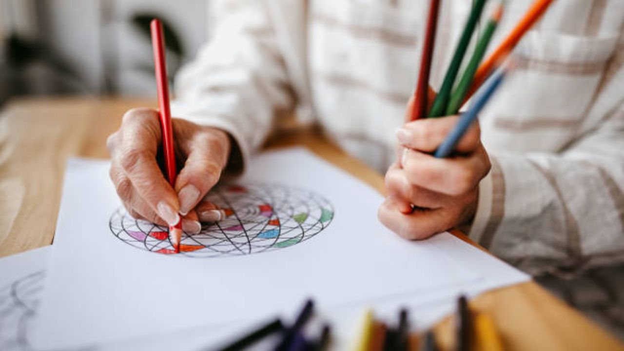 मंडल हा शब्द संस्कृतमधील शब्द आहे, ज्याचा अर्थ पवित्र वर्तुळ असा आहे. पूर्वीच्या काळात अनेक राज्यांच्या दरबारामध्ये किंवा घरांमध्ये मंडला आर्ट काढलेली महत्वपूर्ण चित्र आहेत. या डिझाइन्स फोकस आणि लक्ष वाढवून मानसिक आरोग्य सुधारण्यासाठी मदत करतात. 
