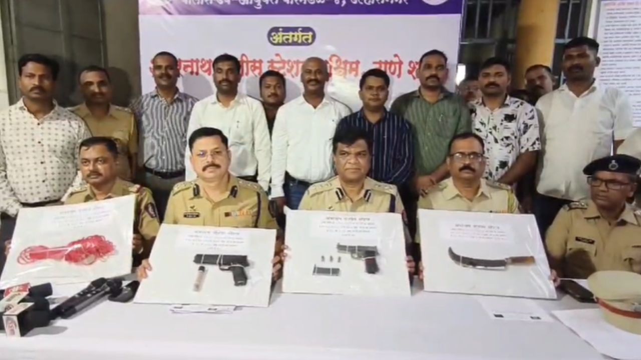 पोलिस अपहरणकर्त्यांकडून जप्त केलेली शस्त्रास्त्र दाखविताना