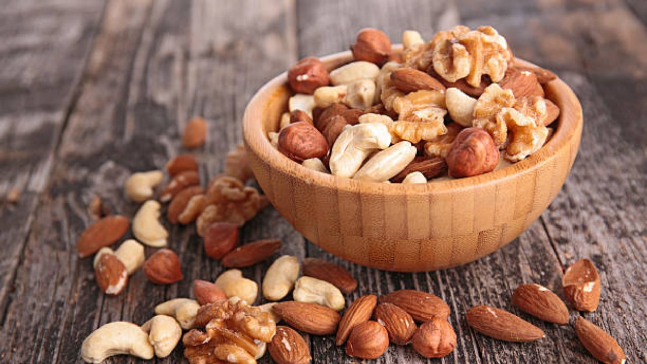 ड्रायफ्रुटमध्ये अक्रोड आणि बदामामध्ये जास्त प्रमाणात प्रोटीन आढळून येते. त्यामुळे सकाळी उठल्यानंतर तुम्ही नियमित ५ ते ६ भिजवलेले बदाम आणि १ अक्रोड खाल्ल्यास आरोग्य सुधारण्यास मदत होईल.