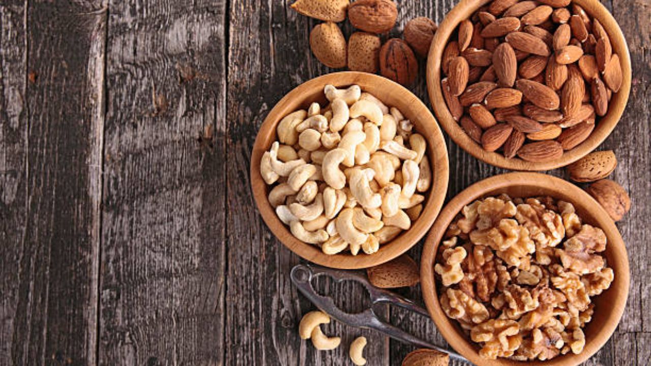 बदाम आणि अक्रोडाचे सेवन केल्यामुळे बुद्धी वाढण्यास मदत होते. तसेच मेंदूचे कार्य सुरळीत चालू राहून शरीरातील रक्तभिसरण सुधारते.